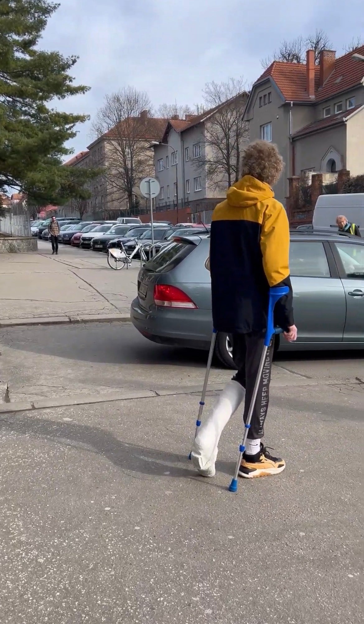 Guy leaving hospital with fresh slwc video