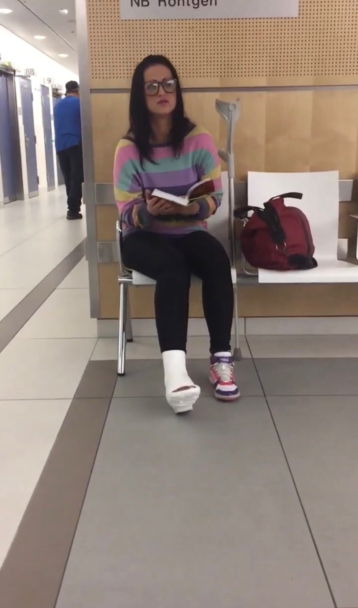 Vienna woman slwc getting boored in hospital video