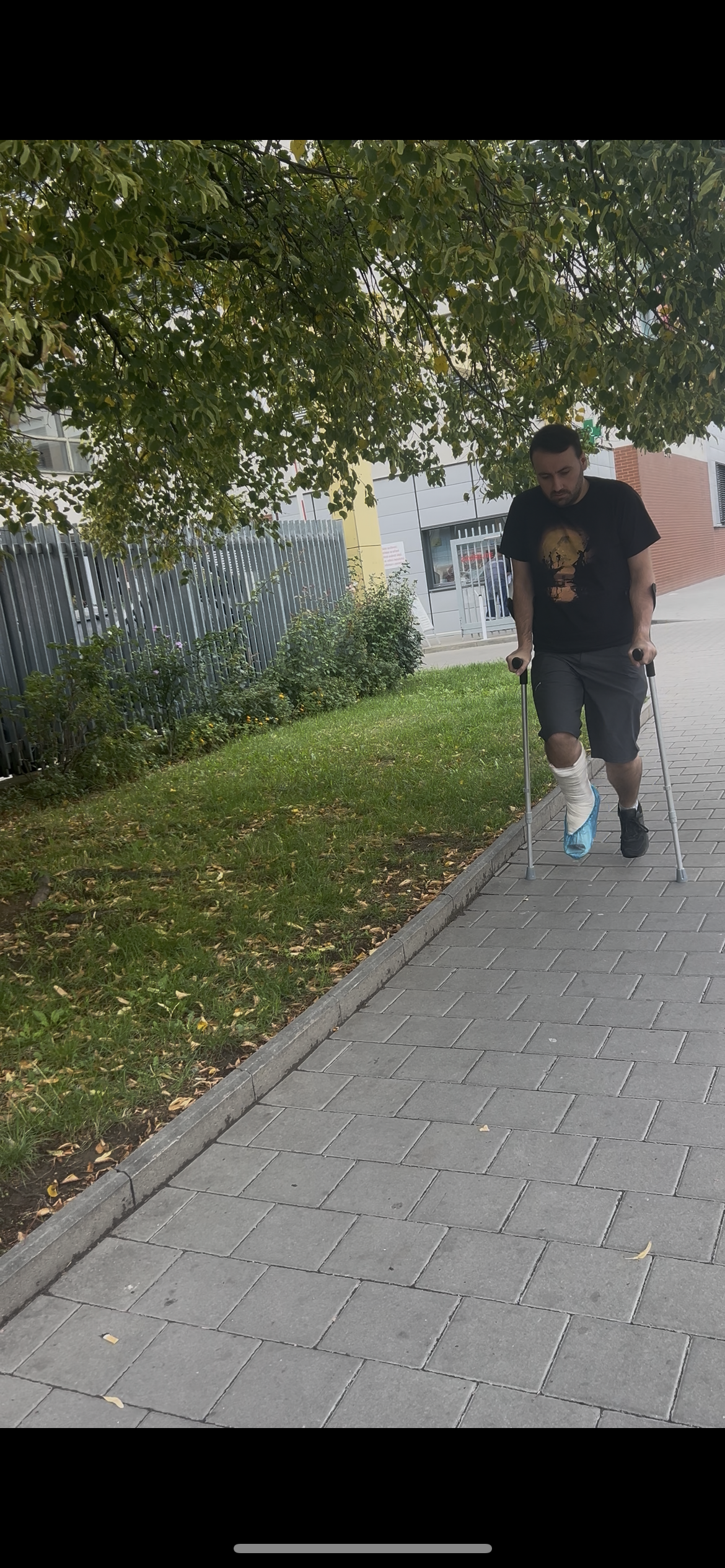 Man slc crutching to hospital video