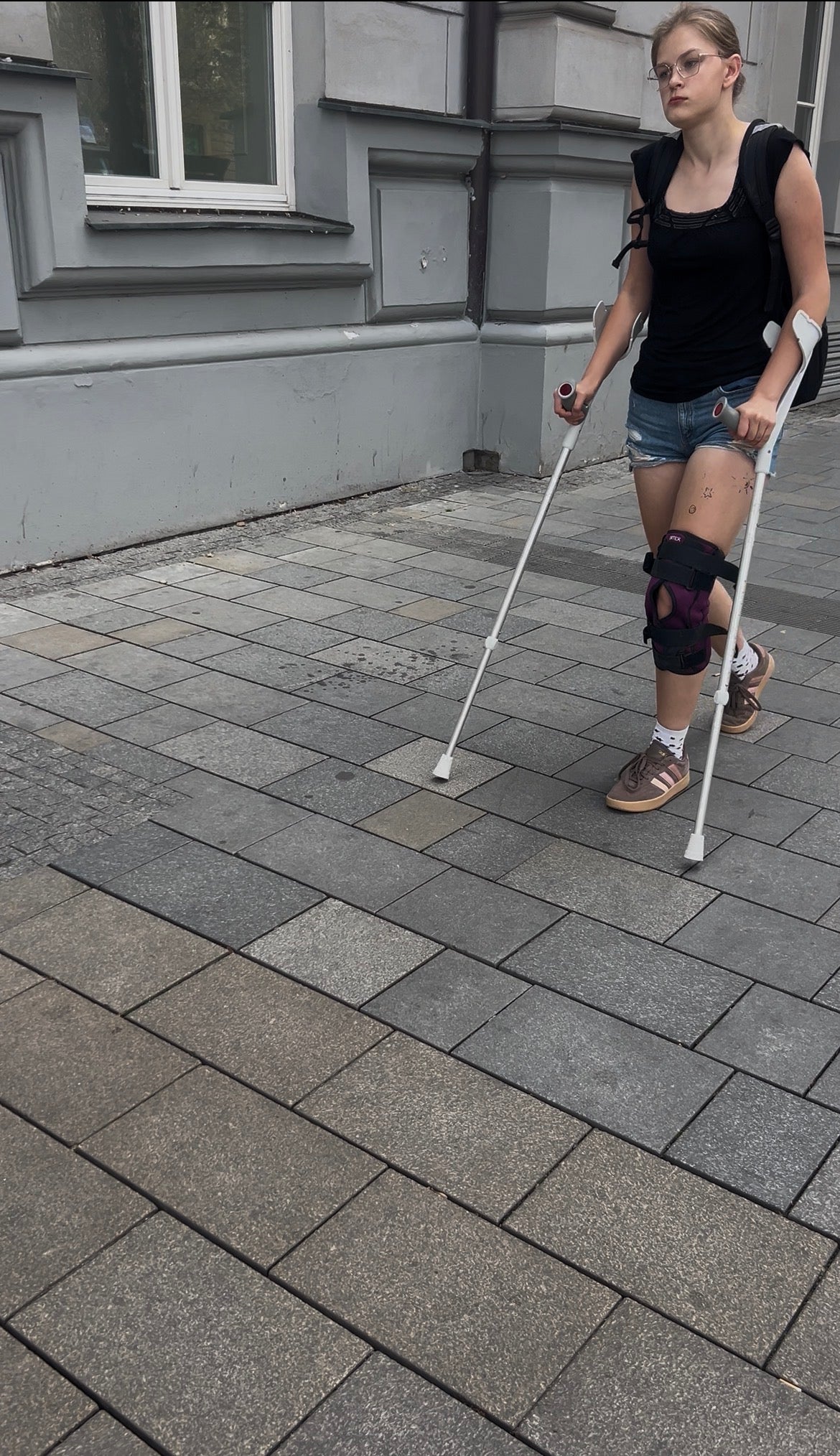 Girl knee injury video