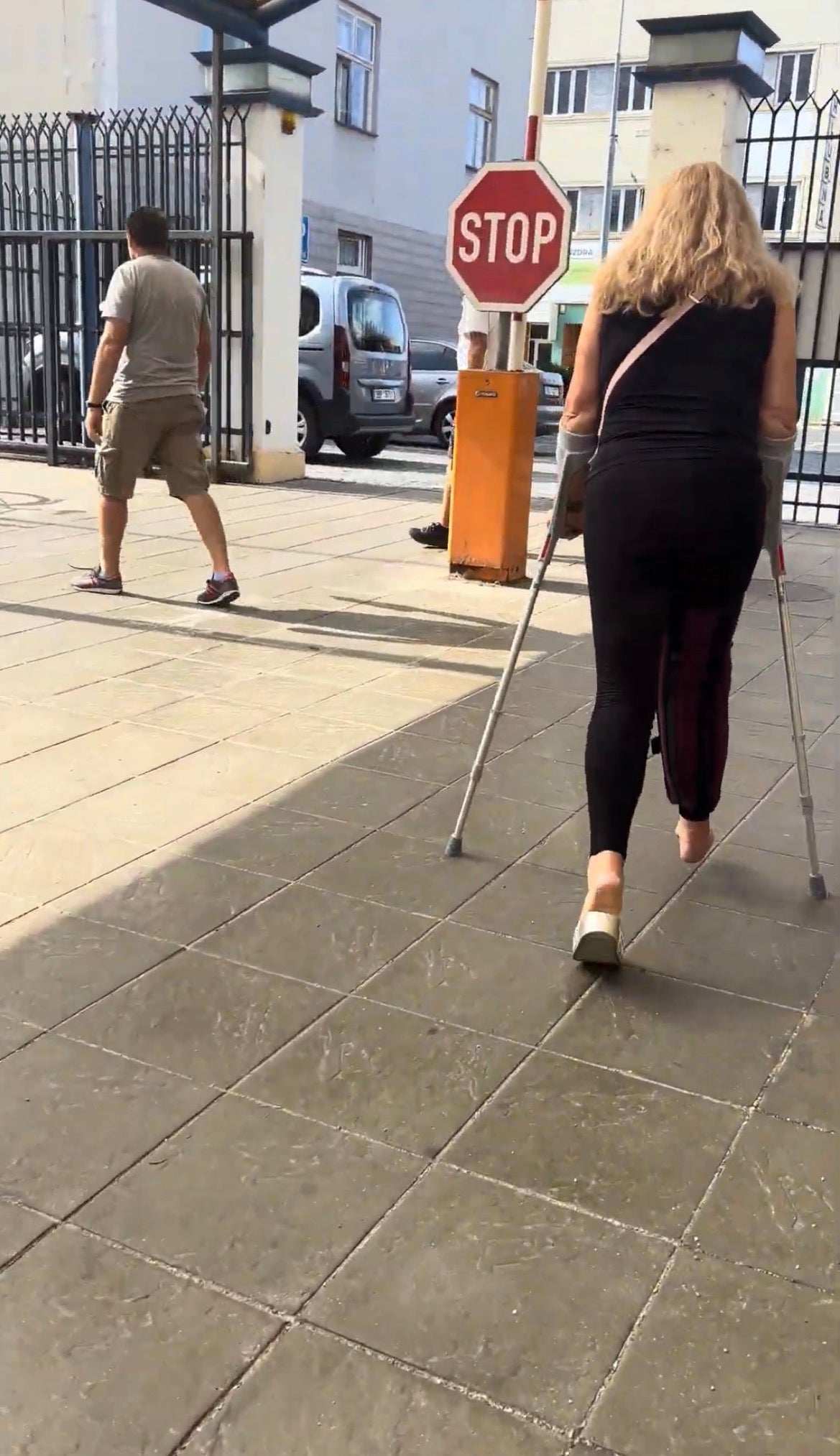 Woman knee injured barefoot video