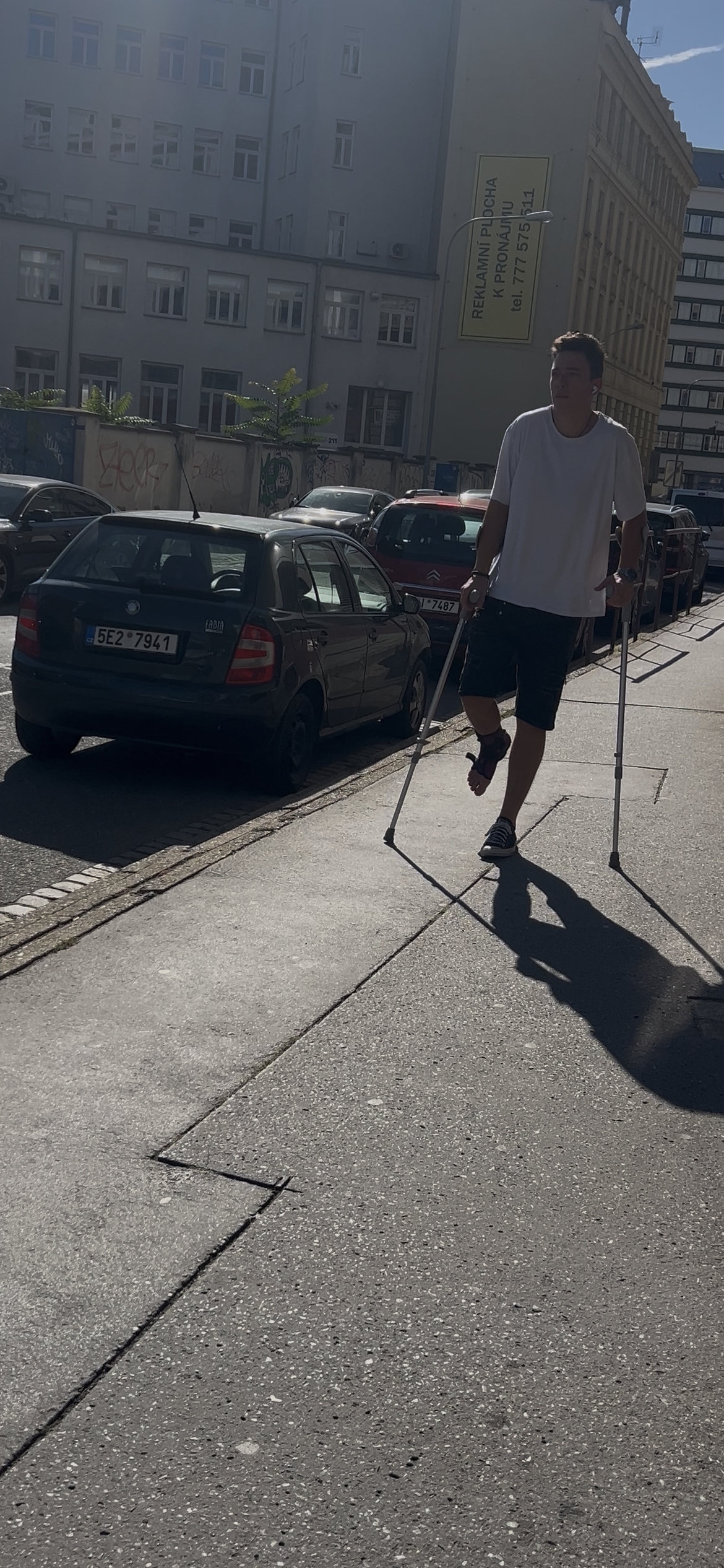 Guy brace crutches video